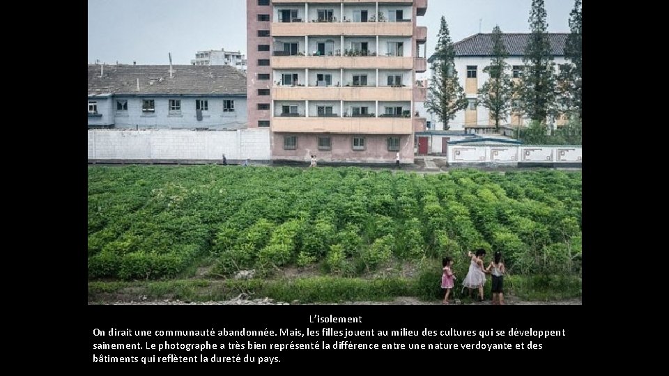 L’isolement On dirait une communauté abandonnée. Mais, les filles jouent au milieu des L’isolement On dirait une communauté abandonnée. Mais, les filles jouent au milieu des