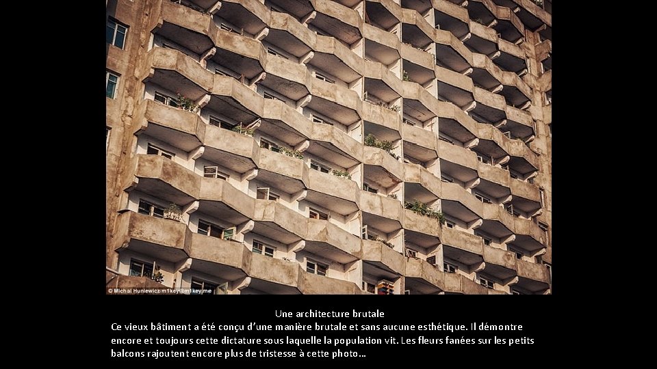 Une architecture brutale Ce vieux bâtiment a été conçu d’une manière brutale et Une architecture brutale Ce vieux bâtiment a été conçu d’une manière brutale et