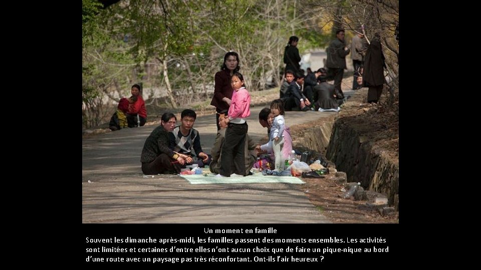 Un moment en famille Souvent les dimanche après-midi, les familles passent des moments ensembles. Un moment en famille Souvent les dimanche après-midi, les familles passent des moments ensembles.