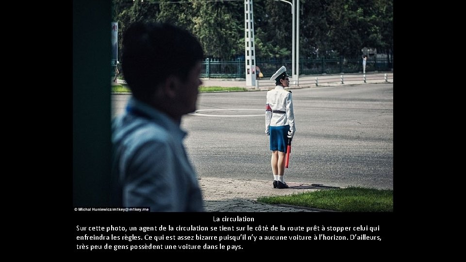 La circulation Sur cette photo, un agent de la circulation se tient sur La circulation Sur cette photo, un agent de la circulation se tient sur