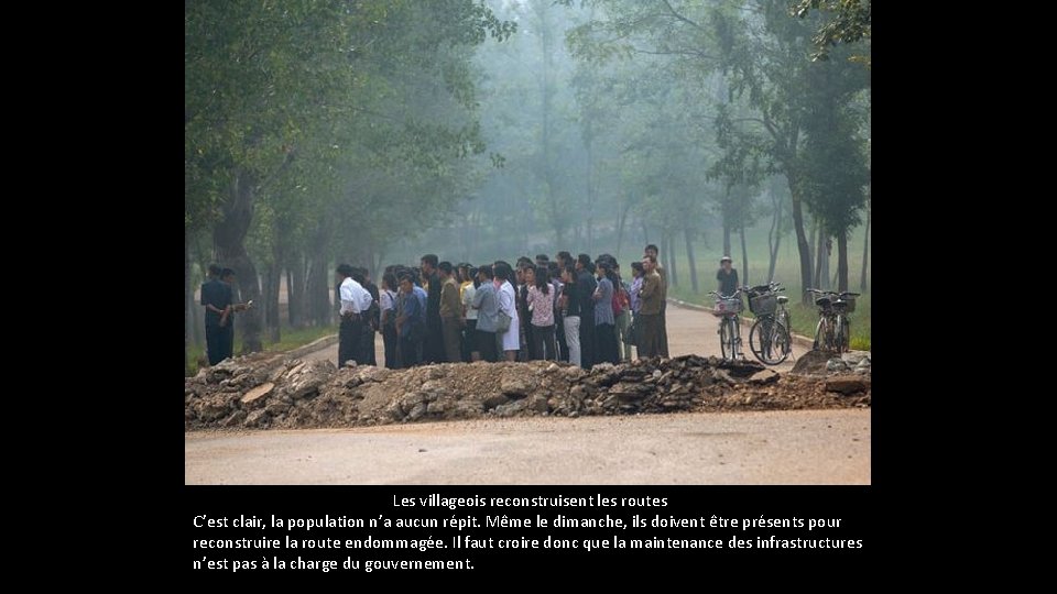 Les villageois reconstruisent les routes C’est clair, la population n’a aucun répit. Même Les villageois reconstruisent les routes C’est clair, la population n’a aucun répit. Même