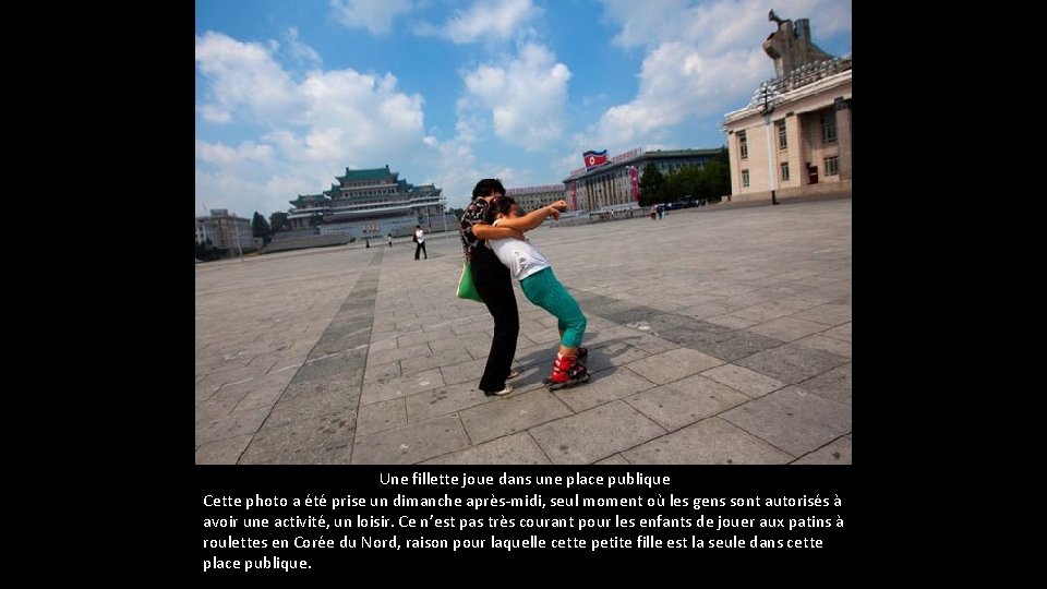 Une fillette joue dans une place publique Cette photo a été prise un Une fillette joue dans une place publique Cette photo a été prise un