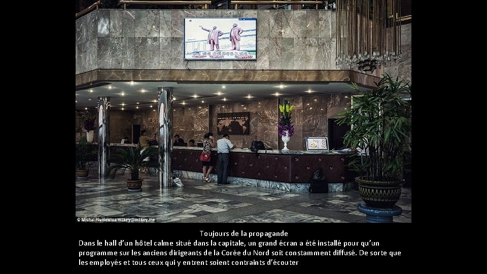 Toujours de la propagande Dans le hall d’un hôtel calme situé dans la Toujours de la propagande Dans le hall d’un hôtel calme situé dans la