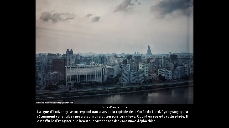Vue d’ensemble La ligne d’horizon grise correspond aux tours de la capitale de Vue d’ensemble La ligne d’horizon grise correspond aux tours de la capitale de