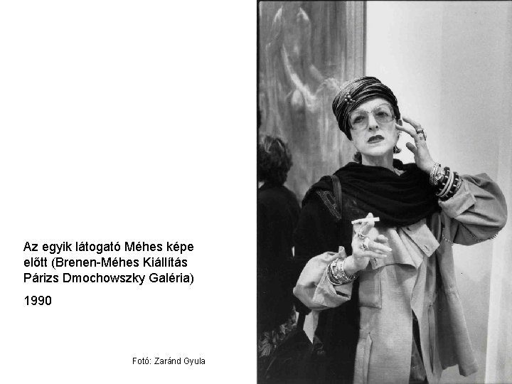 Az egyik látogató Méhes képe előtt (Brenen-Méhes Kiállítás Párizs Dmochowszky Galéria) 1990 Fotó: Zaránd