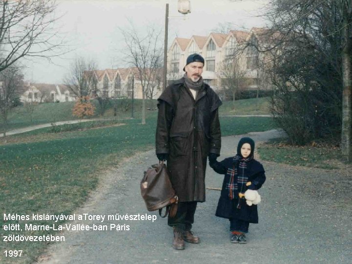 Méhes kislányával a. Torey művésztelep előtt, Marne-La-Vallée-ban Páris zöldövezetében 1997 