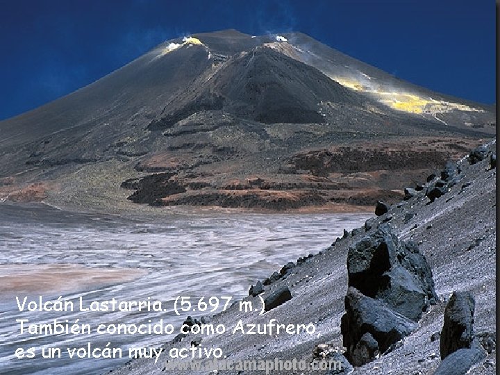 Volcán Lastarria. (5. 697 m. ) También conocido como Azufrero, es un volcán muy