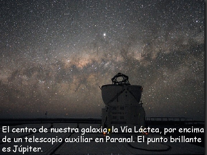 El centro de nuestra galaxia, la Vía Láctea, por encima de un telescopio auxiliar