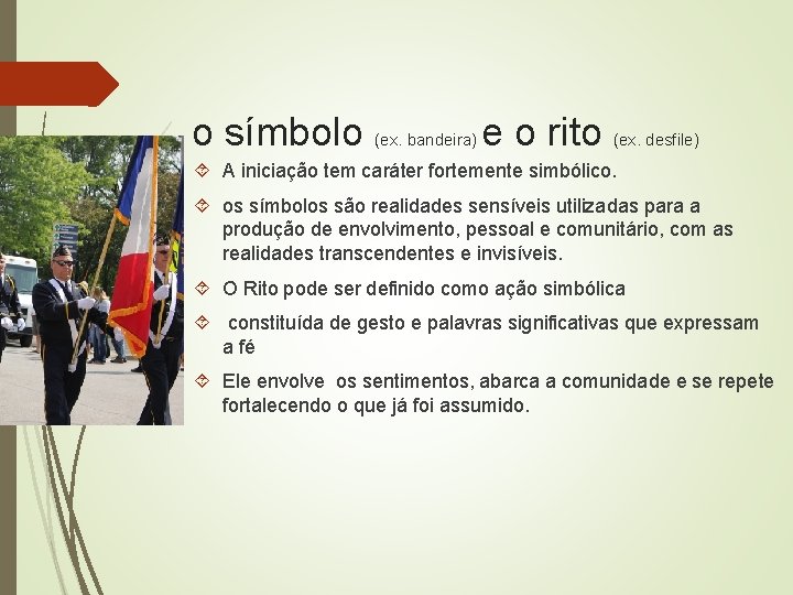 o símbolo (ex. bandeira) e o rito (ex. desfile) A iniciação tem caráter fortemente