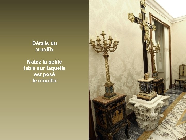 Détails du crucifix Notez la petite table sur laquelle est posé le crucifix 
