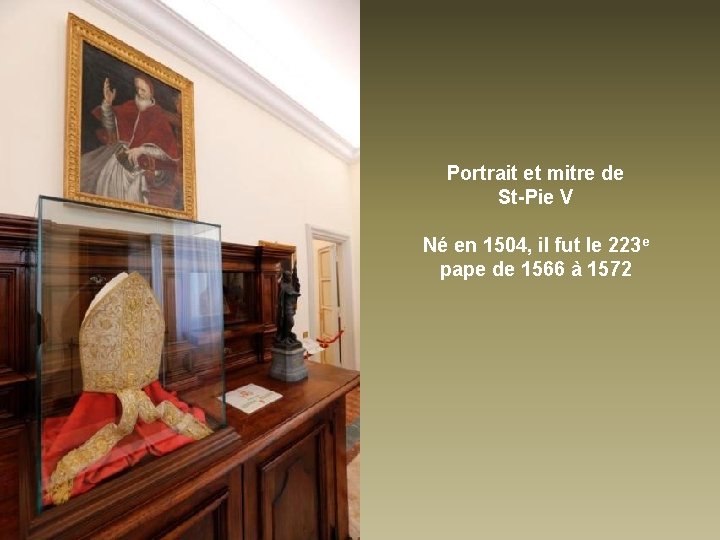 Portrait et mitre de St-Pie V Né en 1504, il fut le 223 e