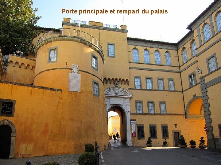 Porte principale et rempart du palais 