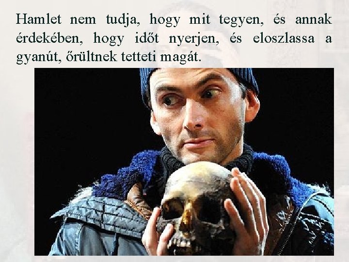 Hamlet nem tudja, hogy mit tegyen, és annak érdekében, hogy időt nyerjen, és eloszlassa Hamlet nem tudja, hogy mit tegyen, és annak érdekében, hogy időt nyerjen, és eloszlassa