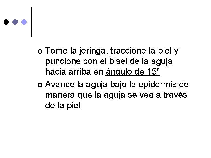 Tome la jeringa, traccione la piel y puncione con el bisel de la aguja