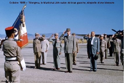 Octobre 1958 – Télergma, le Maréchal Juin salue du bras gauche, séquelle d’une blessure