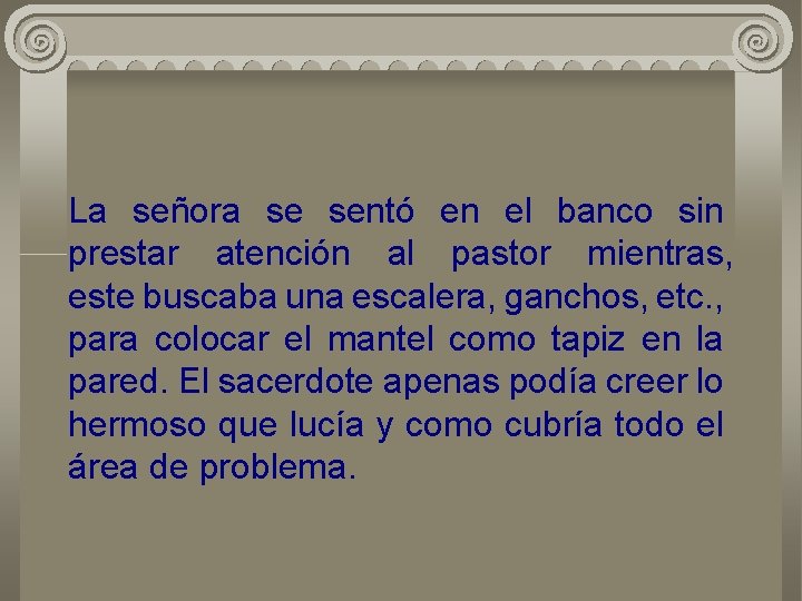 La señora se sentó en el banco sin prestar atención al pastor mientras, este