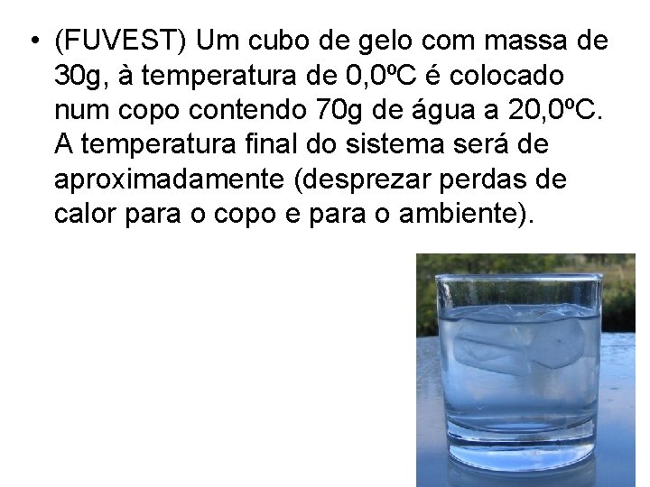  • (FUVEST) Um cubo de gelo com massa de 30 g, à temperatura