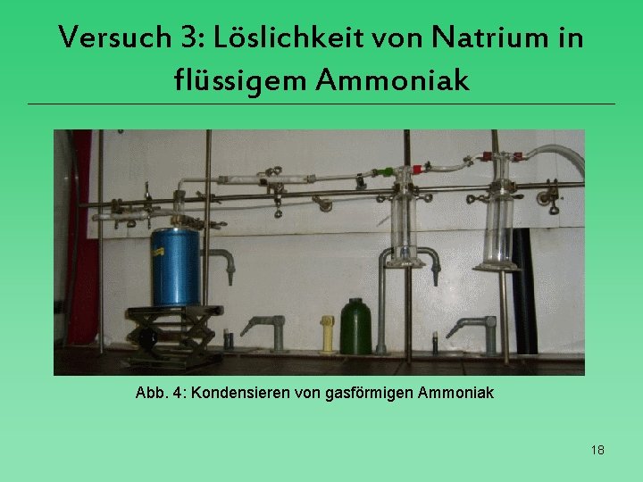 Versuch 3: Löslichkeit von Natrium in flüssigem Ammoniak Abb. 4: Kondensieren von gasförmigen Ammoniak