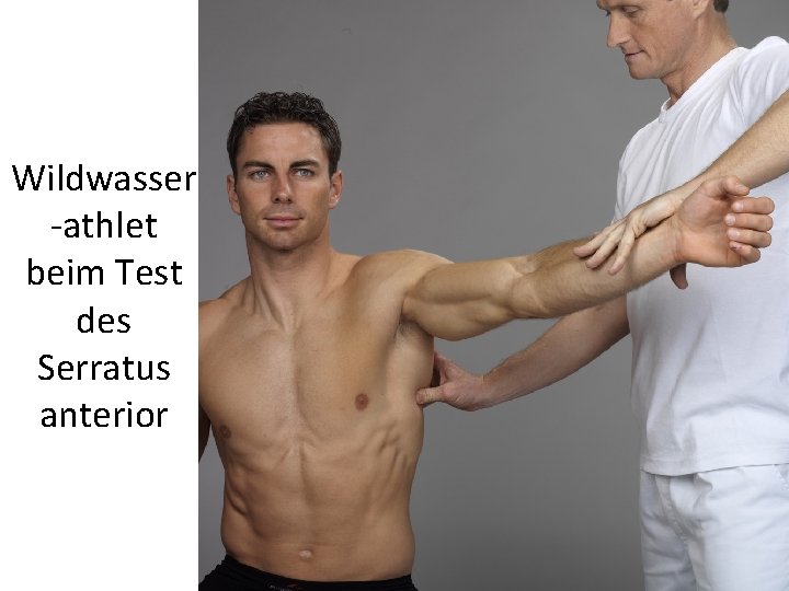 Wildwasser -athlet beim Test des Serratus anterior 
