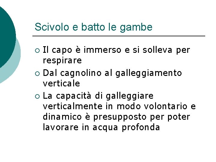 Scivolo e batto le gambe Il capo è immerso e si solleva per respirare