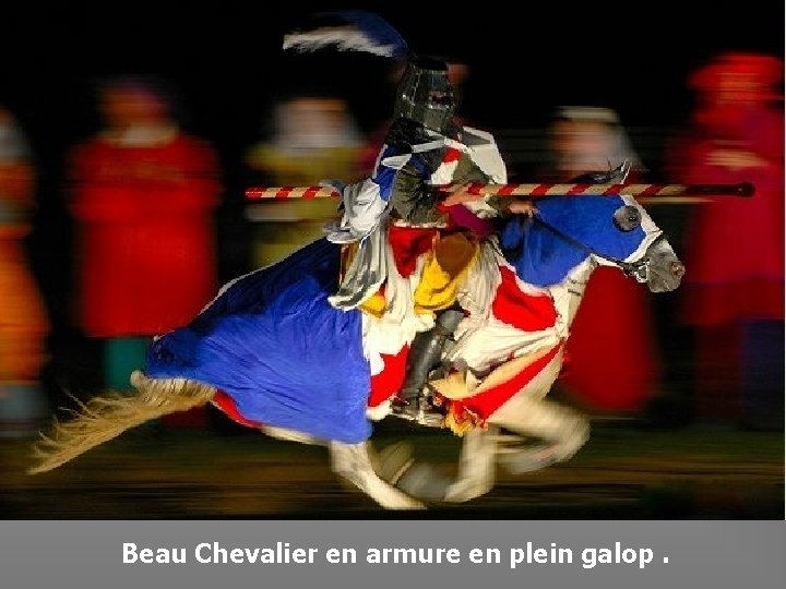 Beau Chevalier en armure en plein galop. 