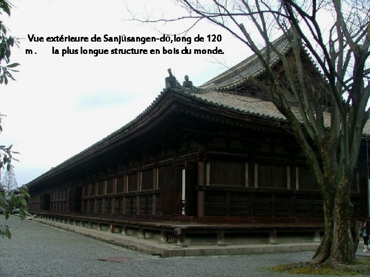 Vue extérieure de Sanjūsangen-dō, long de 120 m. la plus longue structure en bois