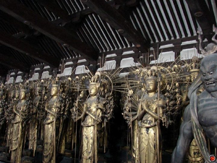 Statue de Fūjin, le dieu du vent Statue de Raijin, le dieu du tonnerre
