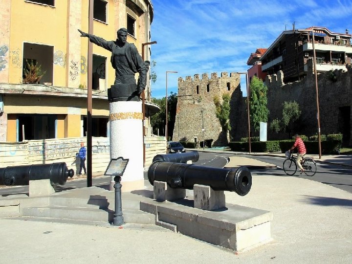 Monument du soldat avec deux vieux canons près du port, dans le centre de