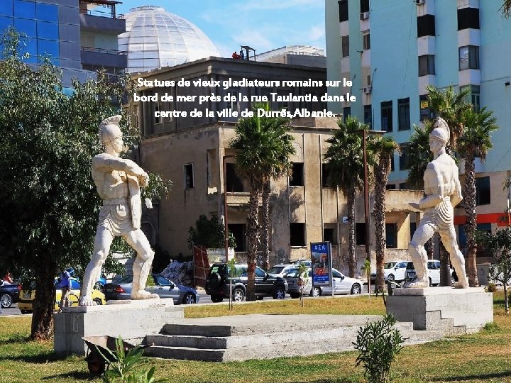 Statues de vieux gladiateurs romains sur le bord de mer près de la rue