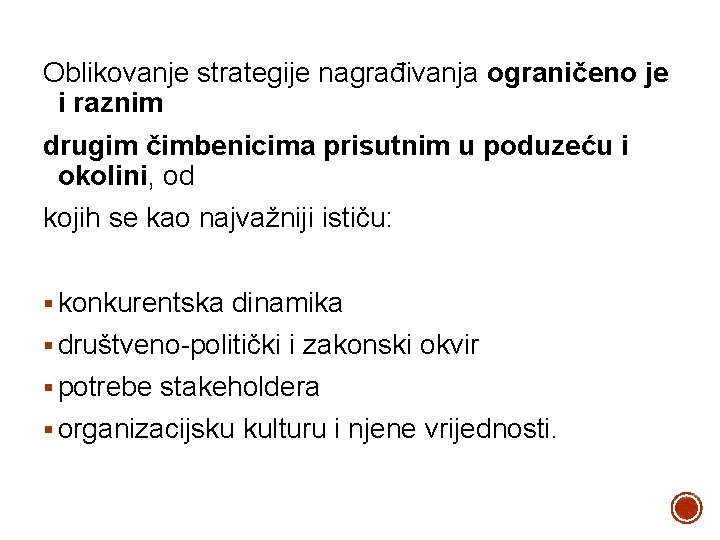 Oblikovanje strategije nagrađivanja ograničeno je i raznim drugim čimbenicima prisutnim u poduzeću i okolini,