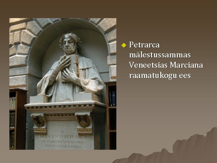 u Petrarca mälestussammas Veneetsias Marciana raamatukogu ees 