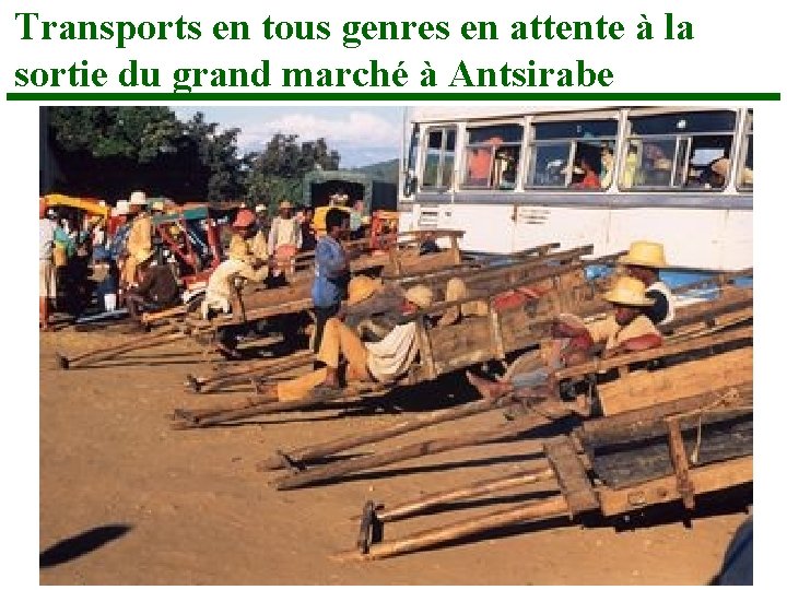 Transports en tous genres en attente à la sortie du grand marché à Antsirabe