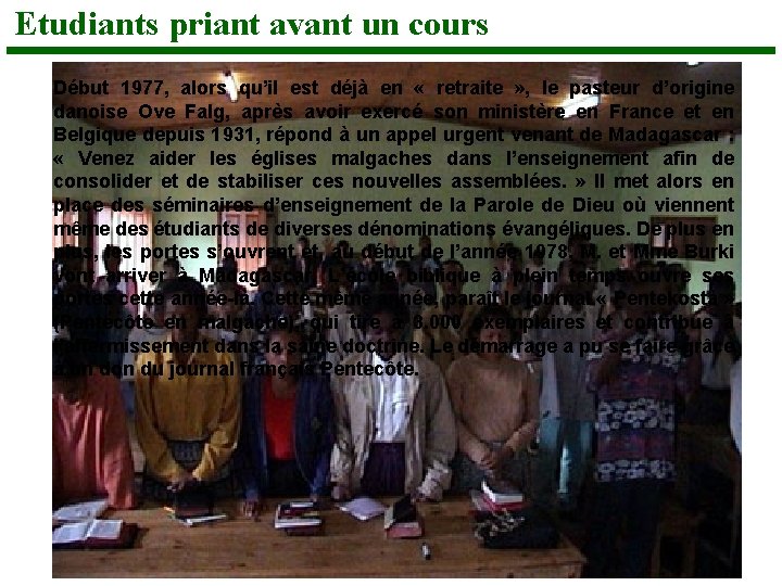 Etudiants priant avant un cours Début 1977, alors qu’il est déjà en « retraite