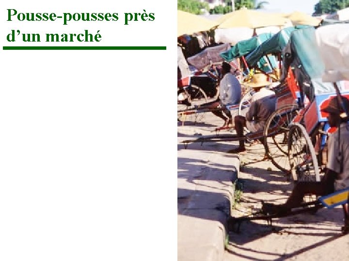 Pousse-pousses près d’un marché 