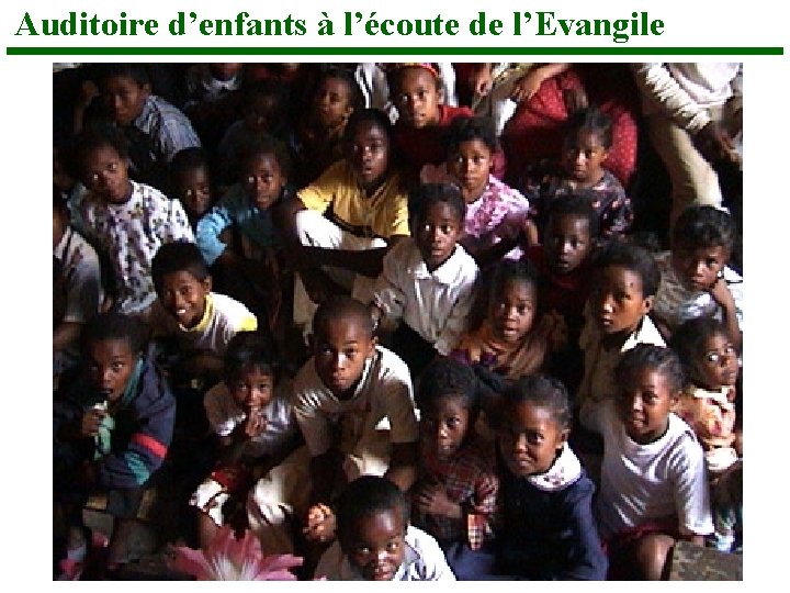 Auditoire d’enfants à l’écoute de l’Evangile 