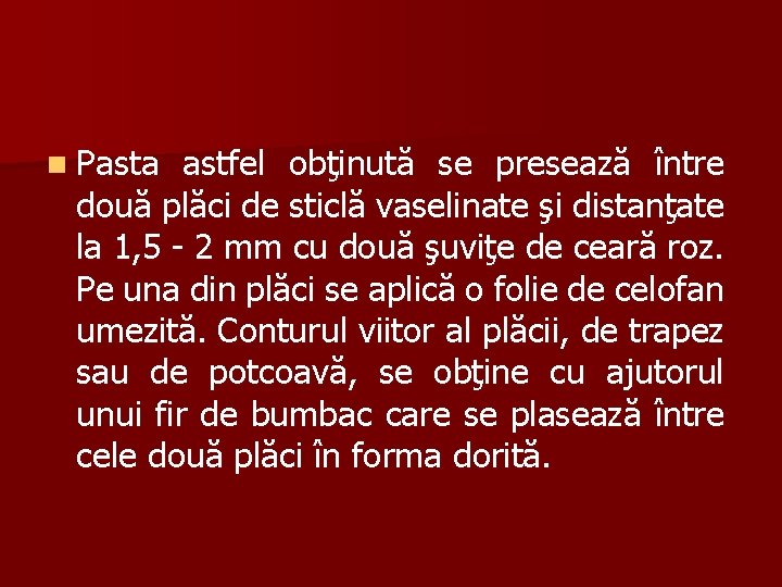 n Pasta astfel obţinută se presează între două plăci de sticlă vaselinate şi distanţate