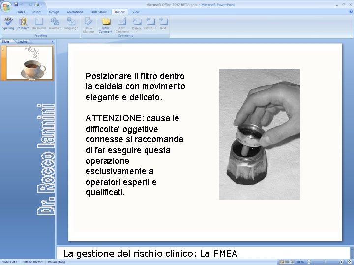 Posizionare il filtro dentro la caldaia con movimento elegante e delicato. ATTENZIONE: causa le