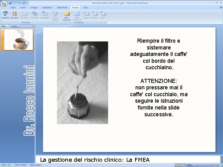 Riempire il filtro e sistemare adeguatamente il caffe' col bordo del cucchiaino. ATTENZIONE: non Riempire il filtro e sistemare adeguatamente il caffe' col bordo del cucchiaino. ATTENZIONE: non