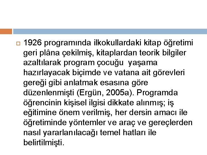  1926 programında ilkokullardaki kitap öğretimi geri plâna çekilmiş, kitaplardan teorik bilgiler azaltılarak program