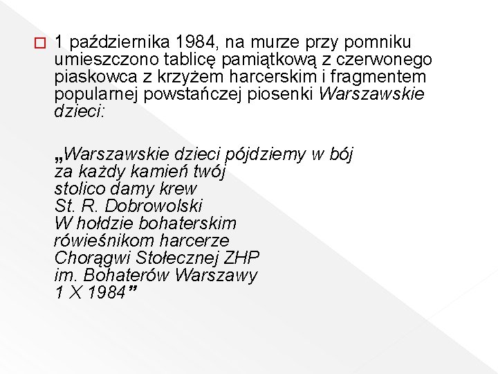 � 1 października 1984, na murze przy pomniku umieszczono tablicę pamiątkową z czerwonego piaskowca