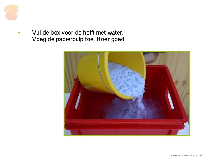  • Vul de box voor de helft met water. Voeg de papierpulp toe.