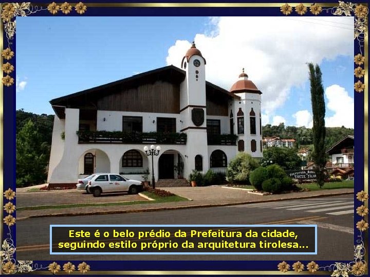 Este é o belo prédio da Prefeitura da cidade, seguindo estilo próprio da arquitetura