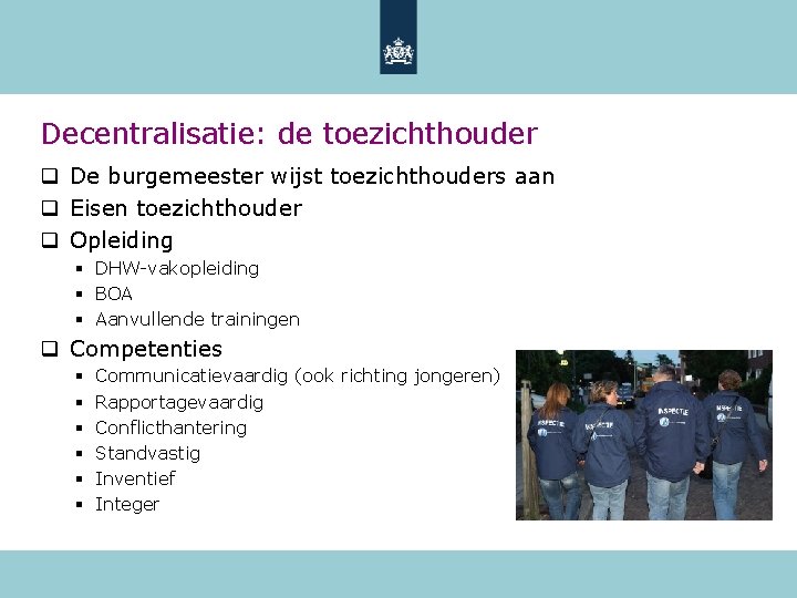 Decentralisatie: de toezichthouder q De burgemeester wijst toezichthouders aan q Eisen toezichthouder q Opleiding