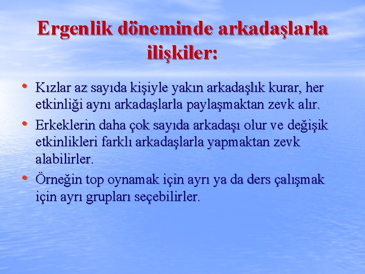 Ergenlik döneminde arkadaşlarla ilişkiler: • Kızlar az sayıda kişiyle yakın arkadaşlık kurar, her •