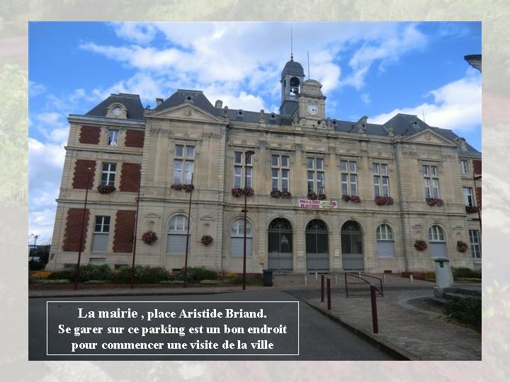 La mairie , place Aristide Briand. Se garer sur ce parking est un bon