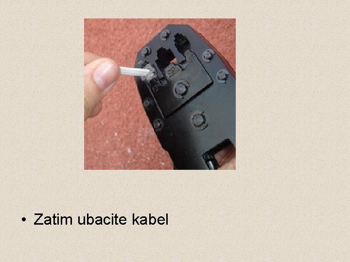  • Zatim ubacite kabel 