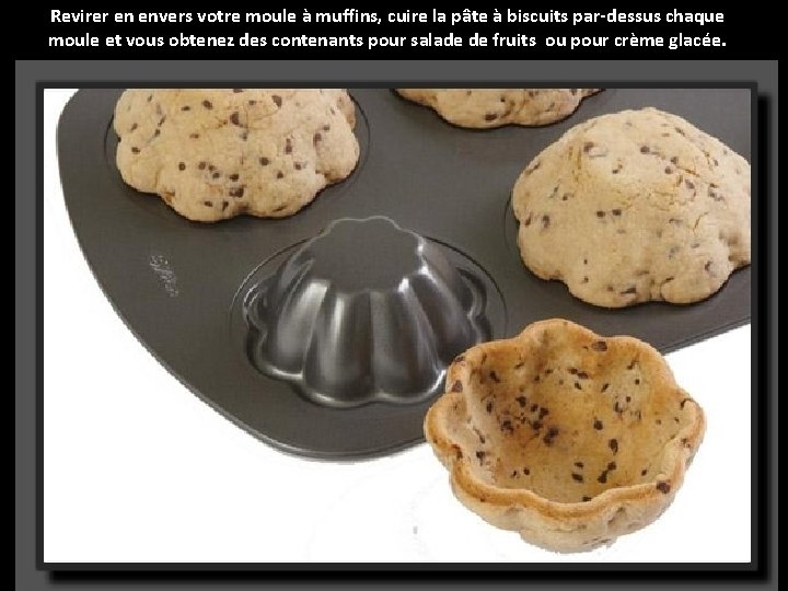 Revirer en envers votre moule à muffins, cuire la pâte à biscuits par-dessus chaque