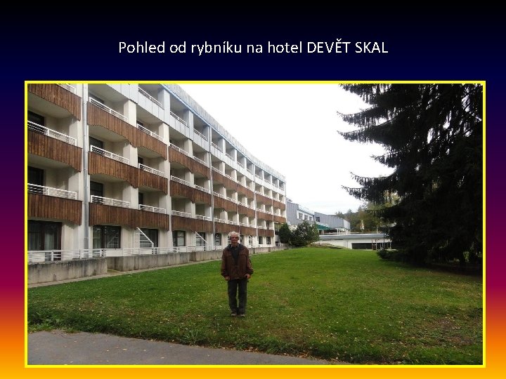 Pohled od rybníku na hotel DEVĚT SKAL 