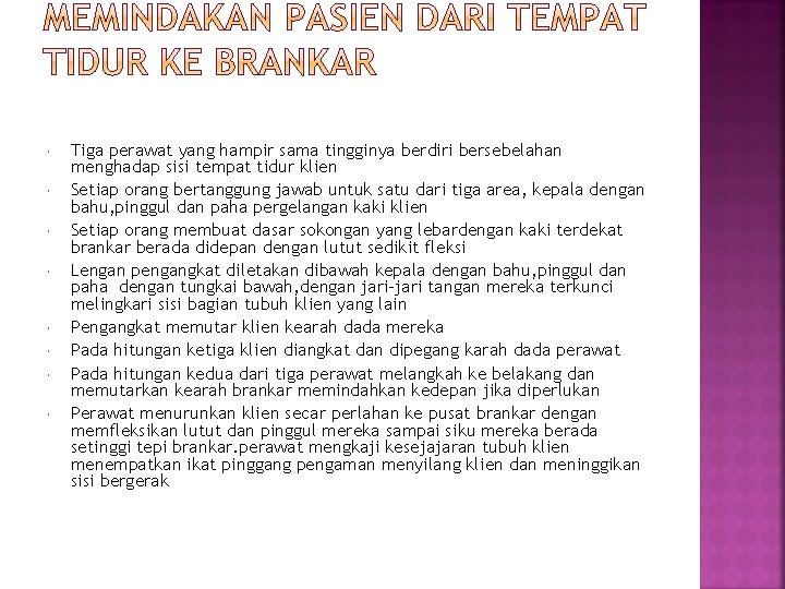  Tiga perawat yang hampir sama tingginya berdiri bersebelahan menghadap sisi tempat tidur klien