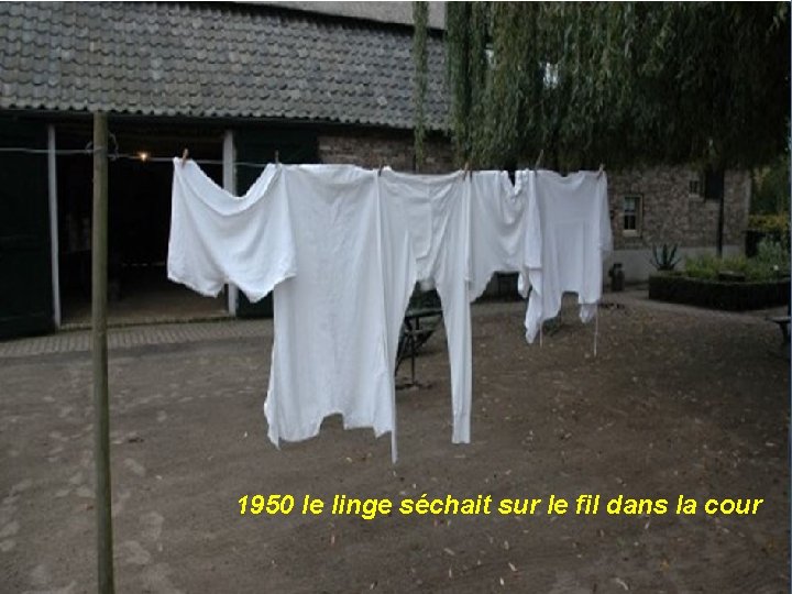 1950 le linge séchait sur le fil dans la cour 